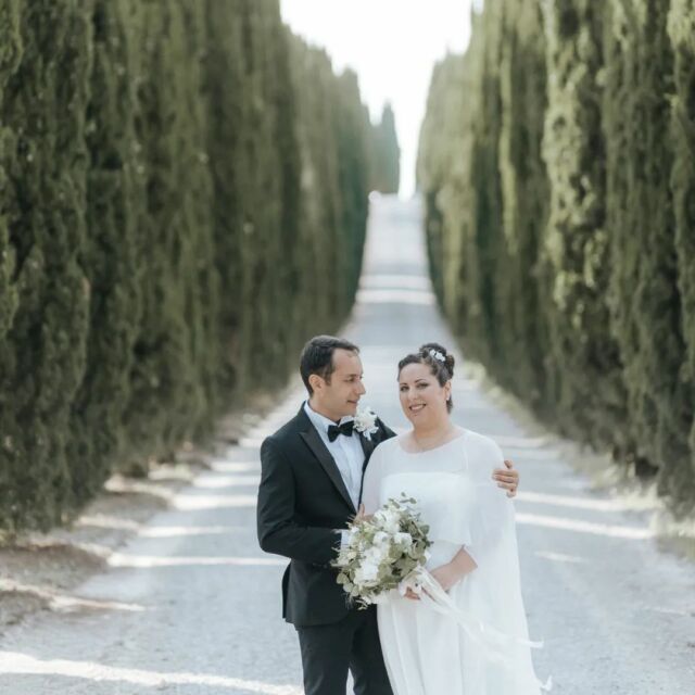 I cipressi toscani: uno scenario senza tempo tra amore e natura.

#matrimoniotoscana #toscana #cipressi #fotomatrimonio #weddingtuscany #cipres #tuscanyhills